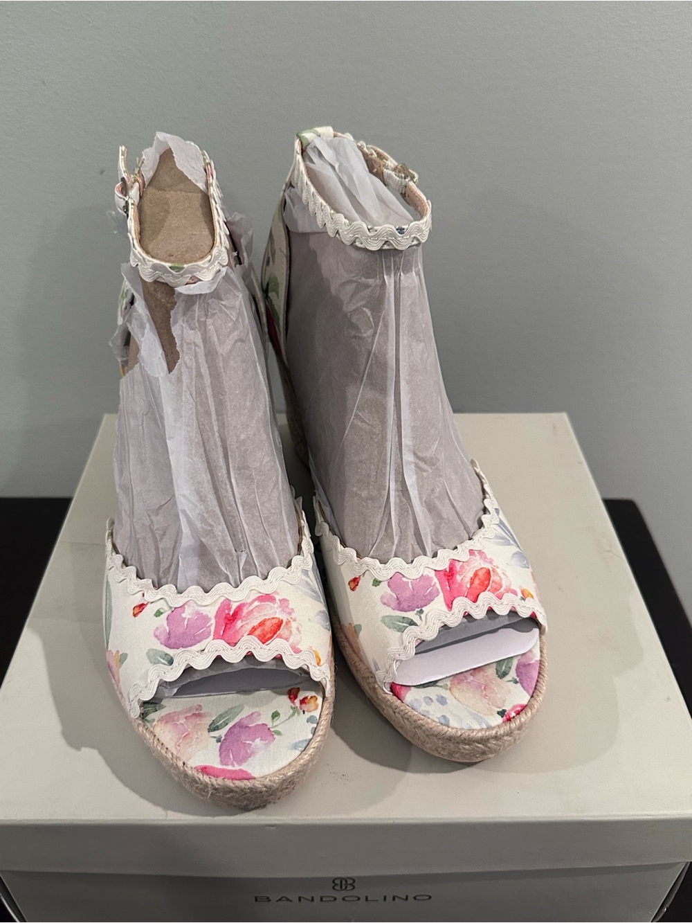 Bandolino Floral Scalloped Espadrille Wedges - Kendri. Size 9. NIB